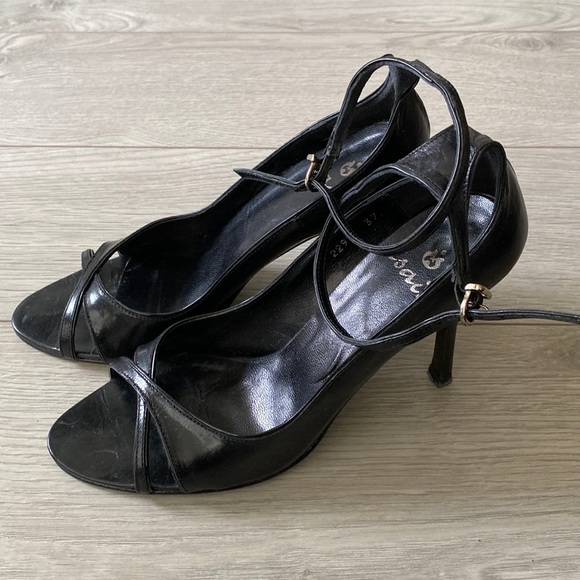 Black leather open toe heels for holiday outfit - Picture 1 of 7